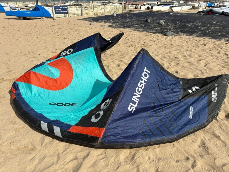 Slingshot Code V2 8m tweedehands kite te koop bij Surf and Fly